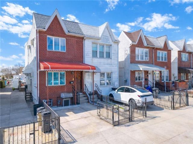 Studio,  0.00 BTH &nbsp;Multi-family style home in Gravesend