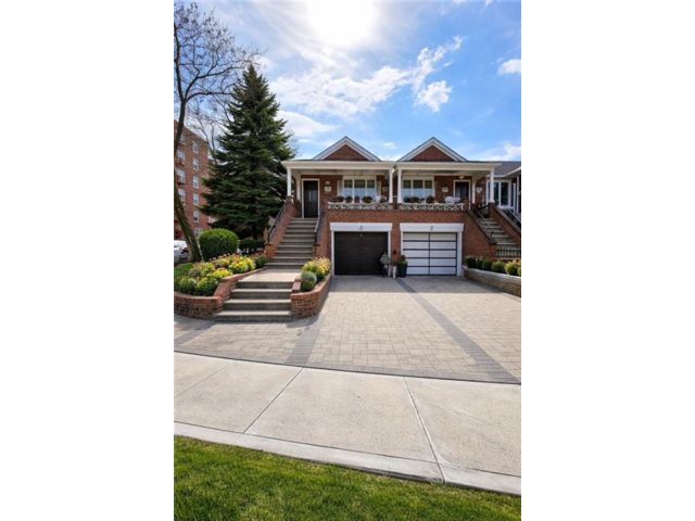  4 BR,  2.00 BTH &nbsp;Multi-family style home in Bath Beach