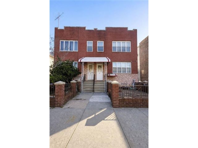  7 BR,  5.00 BTH &nbsp;Multi-family style home in Gravesend