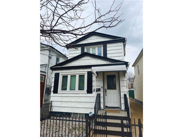  3 BR,  2.00 BTH &nbsp;Single family style home in Canarsie