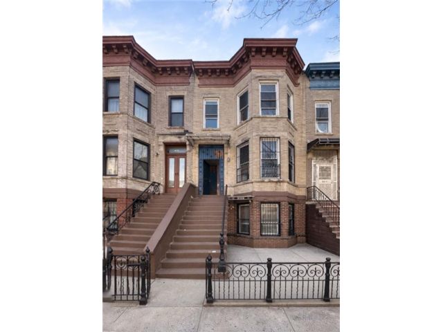 10 BR,  7.00 BTH &nbsp;Multi-family style home in Sunset Park