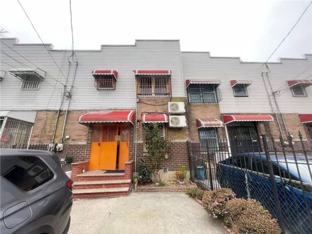  3 BR,  2.00 BTH &nbsp;Single family style home in Coney Island