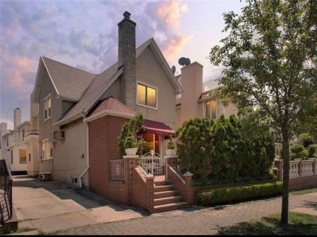  4 BR,  3.00 BTH &nbsp;Single family style home in Bay Ridge