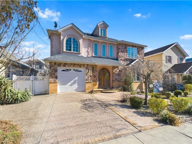  5 BR,  4.50 BTH &nbsp;Multi-family style home in Eltingville