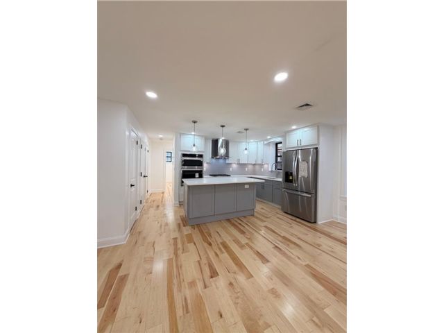  3 BR,  1.00 BTH &nbsp;Multi-family style home in Cypress Hills