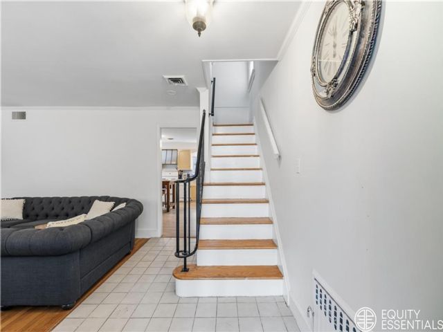 [Crestwood Real Estate, listing number 3335522]