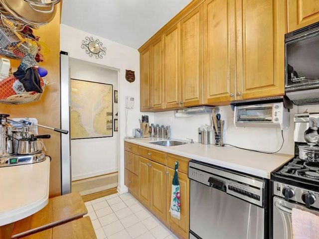  2 BR,  1.50 BTH &nbsp;Co-op style home in Bay Ridge