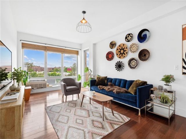  2 BR,  2.00 BTH &nbsp;Condominium style home in Ditmas Park