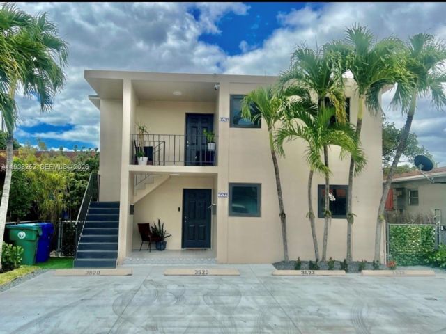  3 BR,  2.00 BTH &nbsp;Duplex style home in Coconut Grove