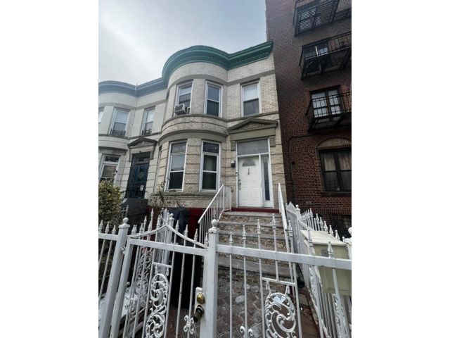  7 BR,  3.00 BTH &nbsp;Limestone style home in Brooklyn