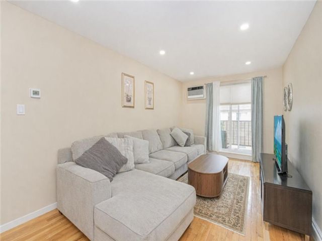  1 BR,  1.00 BTH &nbsp;Condominium style home in Bay Ridge