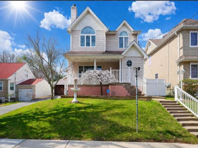  4 BR,  3.00 BTH &nbsp;Single family style home in New Dorp