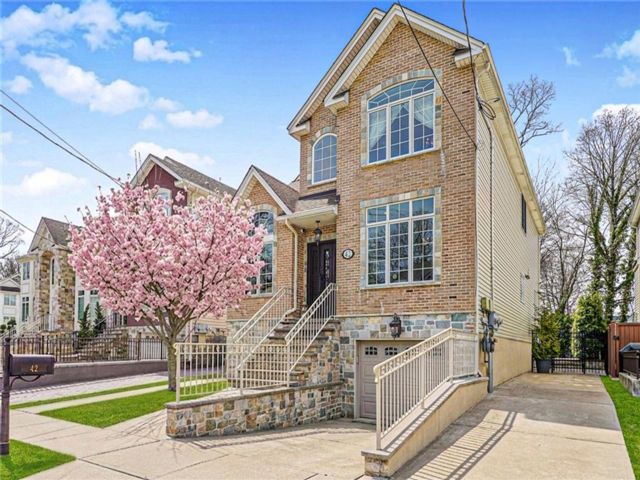  5 BR,  4.00 BTH &nbsp;Multi-family style home in Annadale