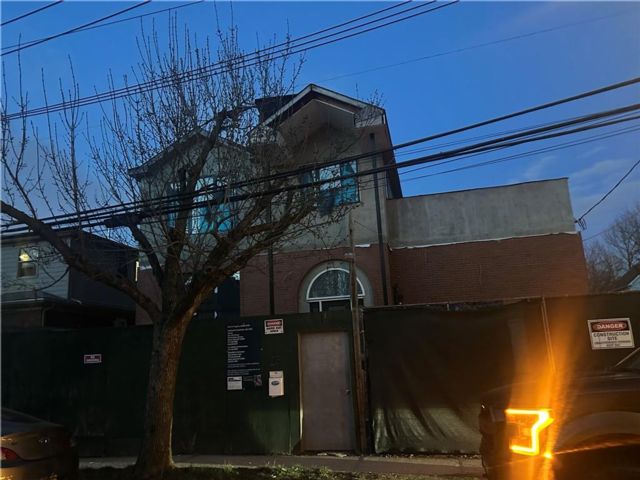  3 BR,  5.00 BTH &nbsp;Single family style home in Grasmere