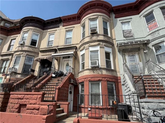  6 BR,  3.00 BTH &nbsp;Multi-family style home in Boro-park