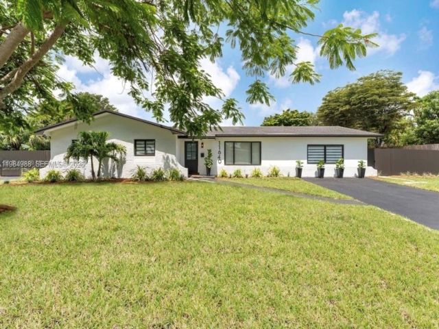  5 BR,  3.00 BTH &nbsp; style home in Kendall