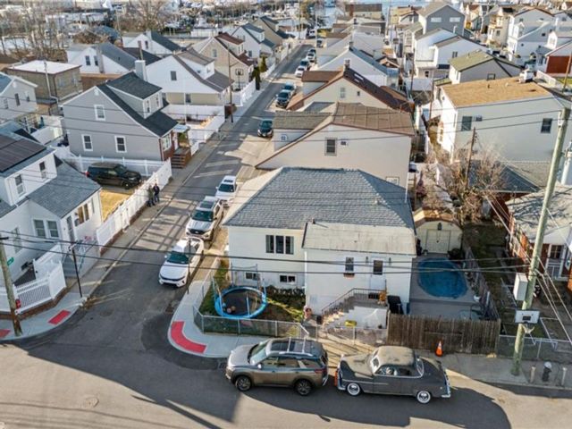  4 BR,  2.00 BTH &nbsp;Single family style home in Gerritsen Beach