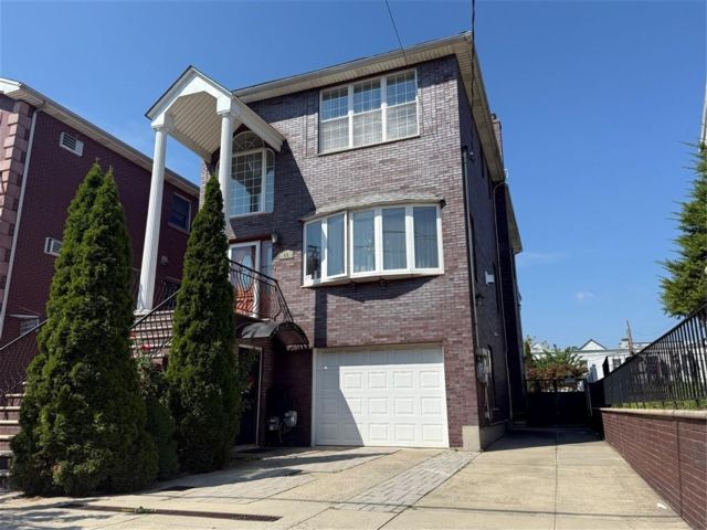  6 BR,  6.00 BTH &nbsp;Multi-family style home in Bath Beach