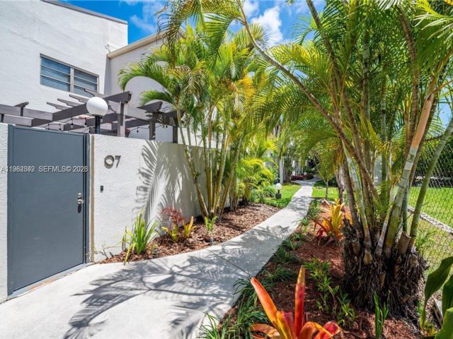  3 BR,  2.50 BTH &nbsp;Townhouse style home in Miami