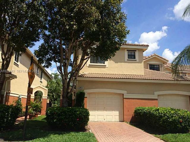  4 BR,  2.50 BTH &nbsp; style home in Weston