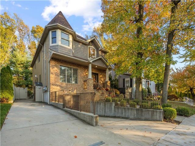  5 BR,  0.00 BTH &nbsp;Multi-family style home in Tottenville