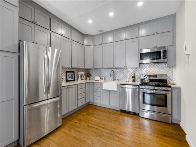 1 BR,  1.00 BTH &nbsp;Co-op style home in Upper East Side