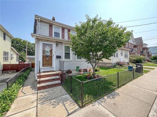  3 BR,  2.00 BTH &nbsp;Single family style home in West Brighton