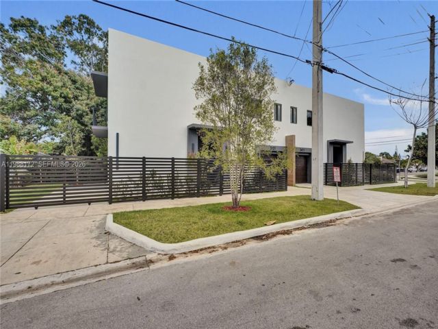  3 BR,  3.50 BTH &nbsp;Townhouse style home in Miami