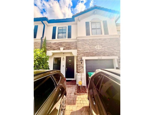  3 BR,  2.50 BTH &nbsp;Townhouse style home in Miami