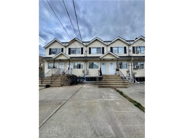  3 BR,  3.00 BTH &nbsp;Single family style home in Port Richmond