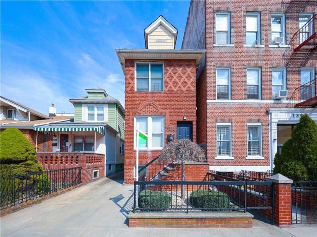  4 BR,  3.00 BTH &nbsp;Multi-family style home in Bensonhurst
