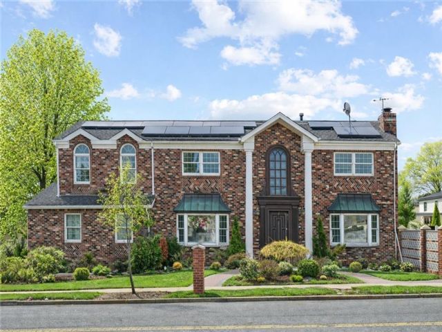  4 BR,  4.00 BTH &nbsp;Single family style home in Huguenot