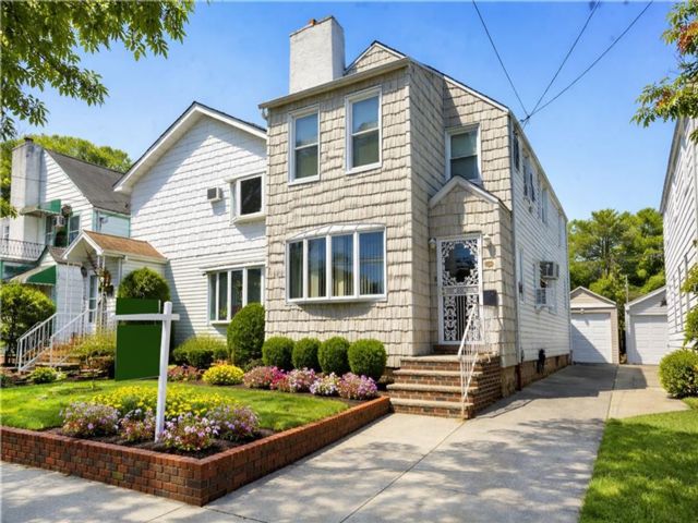 4 BR,  3.00 BTH &nbsp;Single family style home in Marine Park