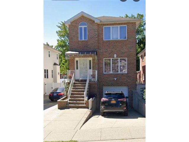 4 BR,  3.00 BTH &nbsp;Single family style home in Richmondtown