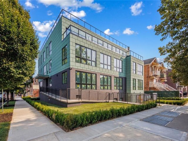  2 BR,  2.00 BTH &nbsp;Condominium style home in Bensonhurst