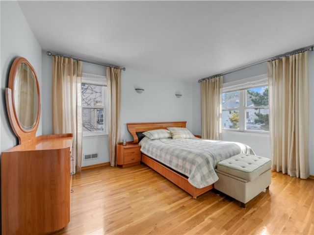  4 BR,  3.00 BTH &nbsp;Single family style home in Mill Basin