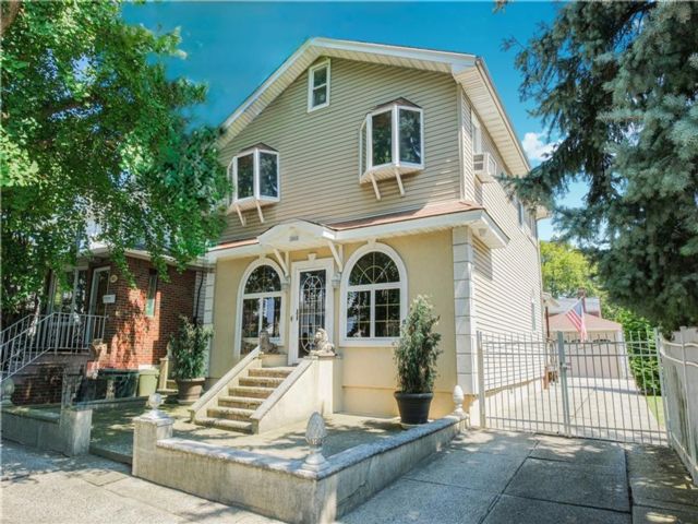  4 BR,  2.00 BTH &nbsp;Multi-family style home in Marine Park