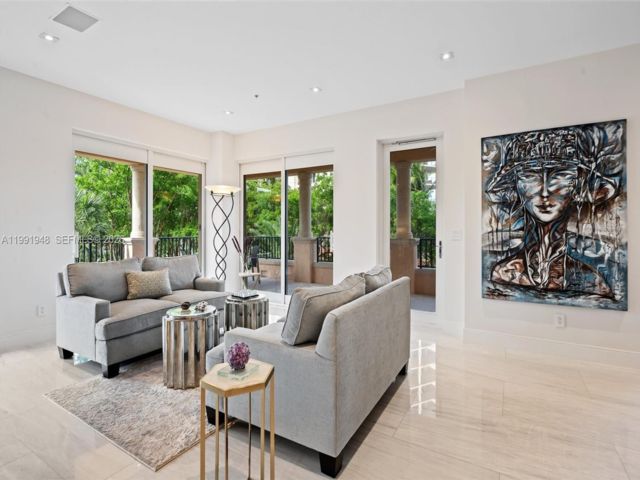  3 BR,  3.50 BTH &nbsp;Condo style home in Coral Gables