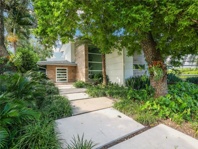  4 BR,  4.50 BTH &nbsp; style home in Miami