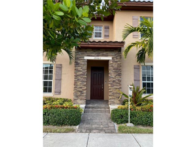  4 BR,  3.00 BTH &nbsp;Townhouse style home in Miami