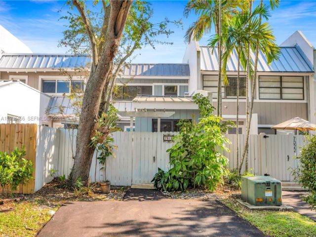 3 BR,  3.00 BTH &nbsp; style home in Miami