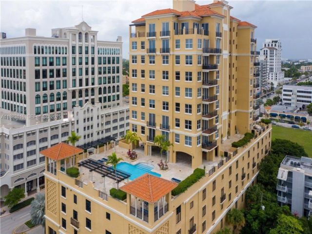 2 BR,  2.00 BTH &nbsp;Condo style home in Coral Gables