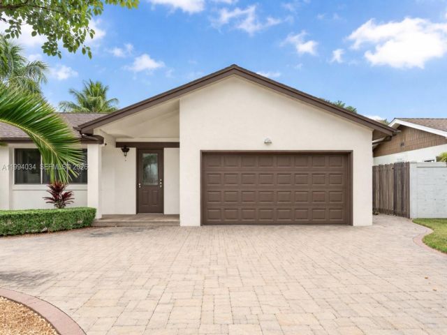  3 BR,  2.00 BTH &nbsp;Custom style home in Crossings