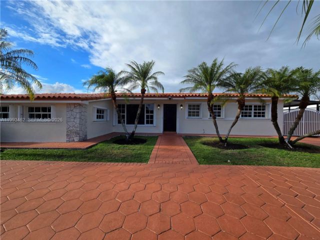  4 BR,  3.00 BTH &nbsp;Custom style home in Miami