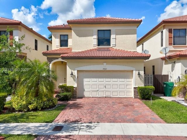  3 BR,  2.50 BTH &nbsp;Custom style home in Medley