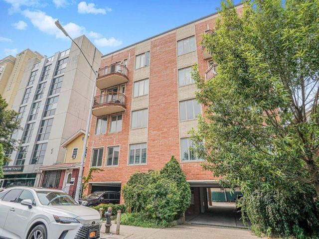  2 BR,  2.00 BTH &nbsp;Condominium style home in Brighton Beach