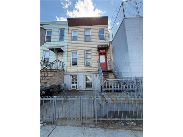  3 BR,  3.00 BTH &nbsp;Multi-family style home in Sunset Park