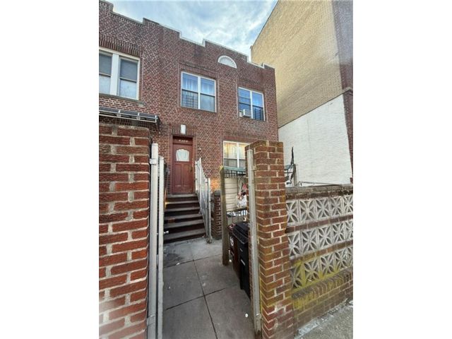  9 BR,  5.00 BTH &nbsp;Multi-family style home in Bensonhurst