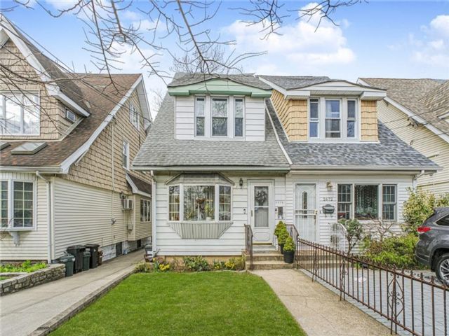  4 BR,  3.00 BTH &nbsp;Single family style home in Sheepshead Bay