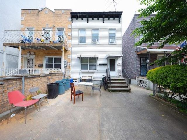  4 BR,  3.00 BTH &nbsp;Multi-family style home in Bay Ridge